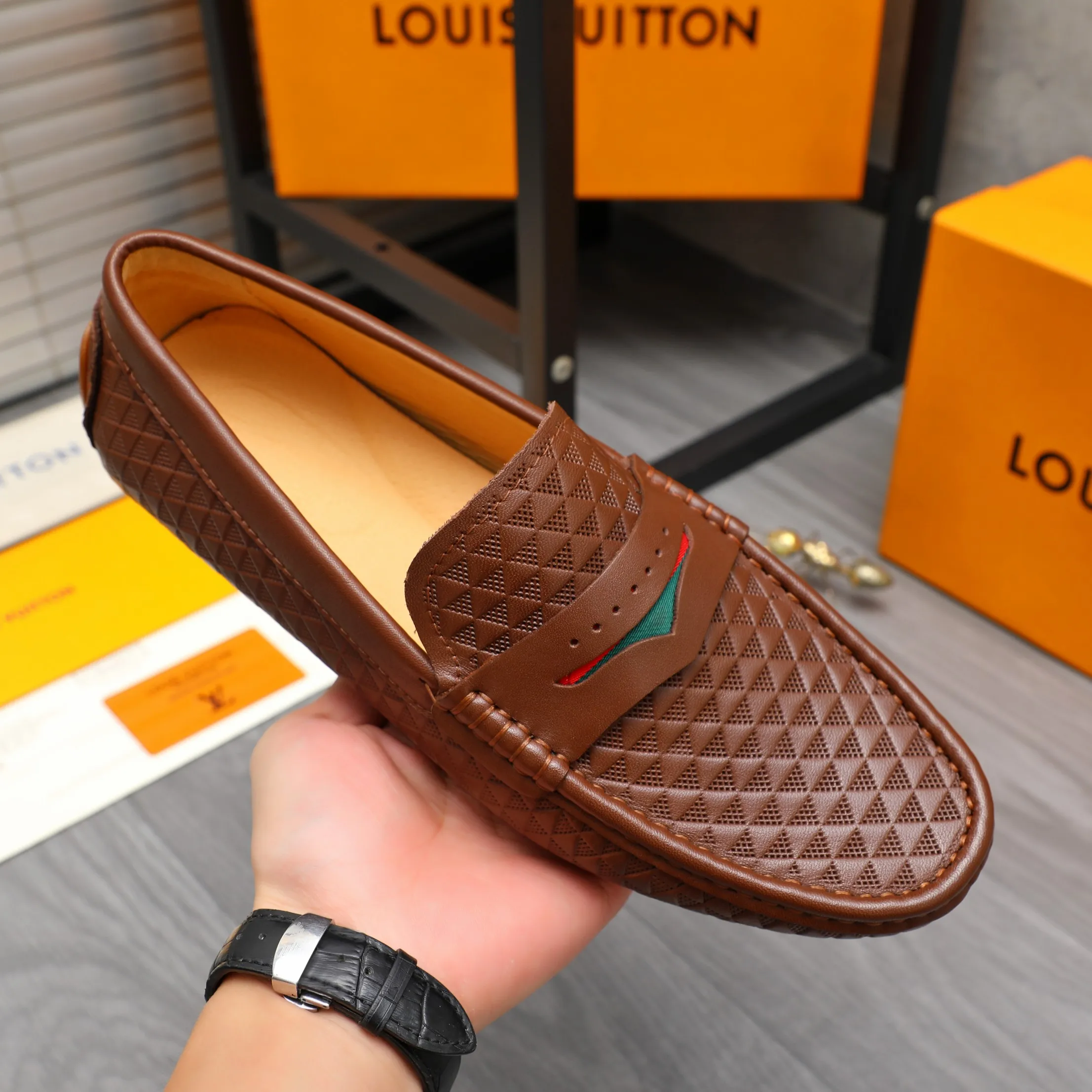 Men's shoes 💰360 Product trademark: LV "Louis Vuitton" casual slip-on men's shoes Regular size: 38-45 Product material: Selected embossed cowhide upper, pigskin lining, rubber outsole